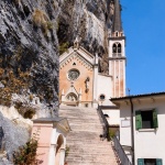 Италианска църква, вградена в скала