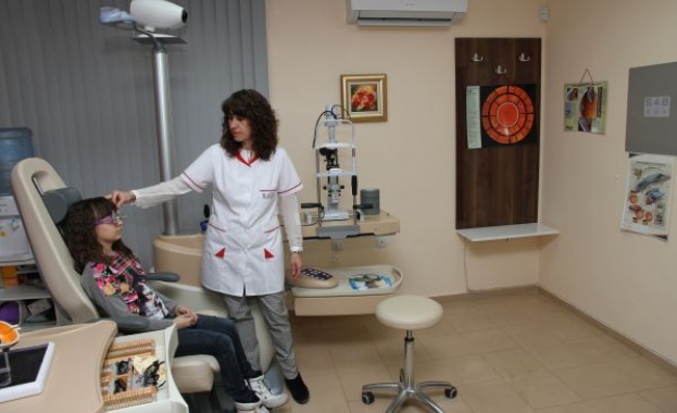 Очни лекари от УМБАЛ-Пловдив спасяват зрението на пациенти, жертви на кърлежи и червеи