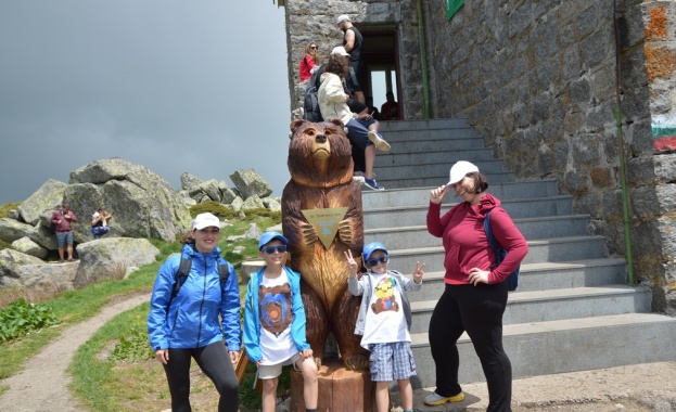 Двуметрова мечка посреща посетителите на Черни връх