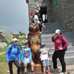 Двуметрова мечка посреща посетителите на Черни връх