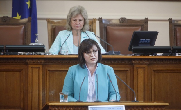 Лидерът на БСП Корнелия Нинова заедно с депутатите от парламентарната