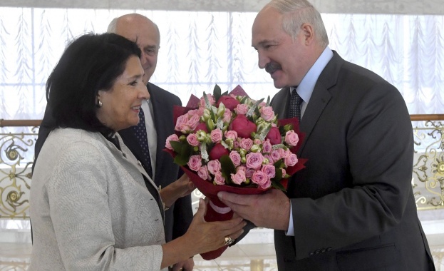 Президентката на Грузия прекъсна посещението си в Беларус и обвини Русия за размириците