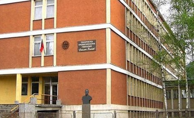 Полиция и инспектори влязоха в училище в Ботевград 