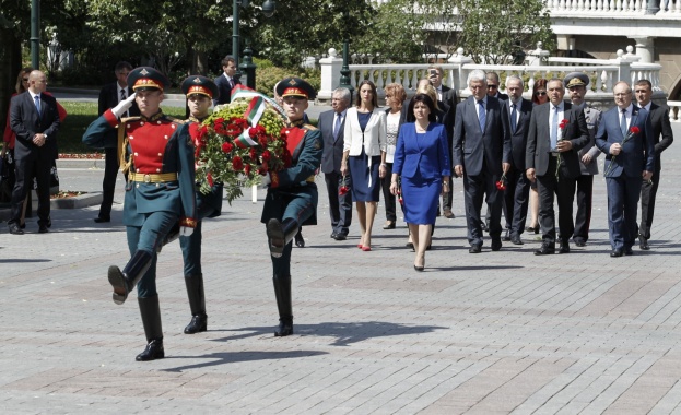 Българската парламентарна делегация положи цветя пред гроба на Незнайния войн в Москва