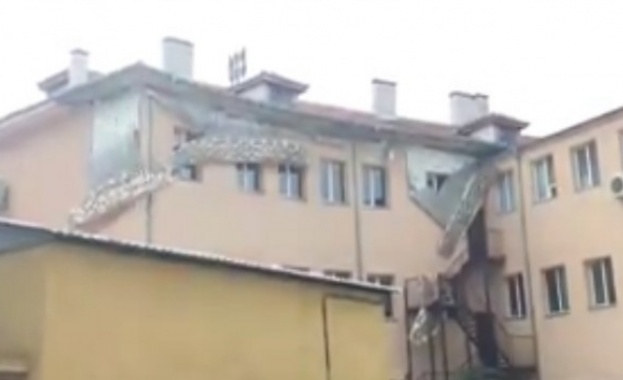 Паднаха големи парчета от мазилка на санирано училище в Пловдив