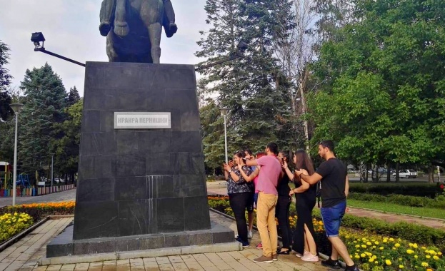 Благодарение на младите социалисти, забележителностите в Перник посрещат гостите на града с QR кодове  