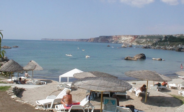 Туристи плащат по 6 лева за гривна за достъп до плажовете на Русалка