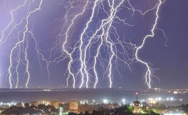 Мълния удари дърво през нощта срещу сряда в двора на