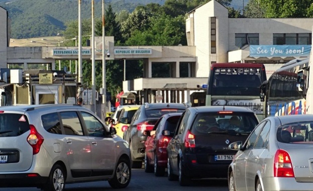 Колони от автомобили на границата с Гърция