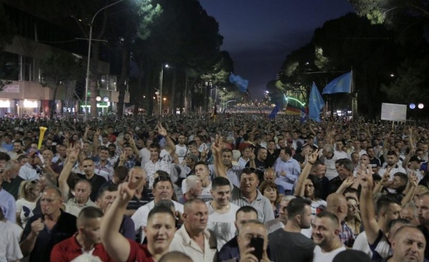  70 000 в Тирана поискаха оставка на премиера Еди Рама 