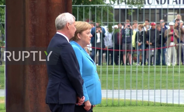 Ангела Меркел отново в конвулсии на официално събитие (видео)	