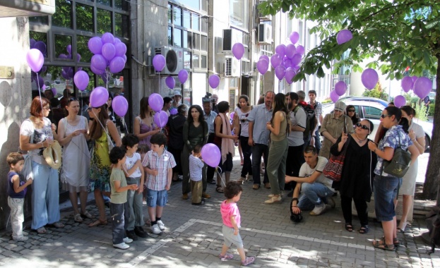 Протест на родители на деца, болни от рак