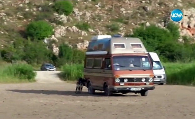  Джип и три каравани паркираха на плаж "Болата"