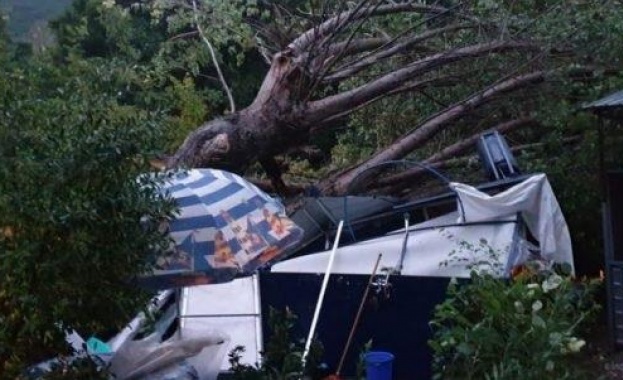 Извънредно положение в Гърция, 6-ма туристи са загинали при бури в Халкидики (обновена)