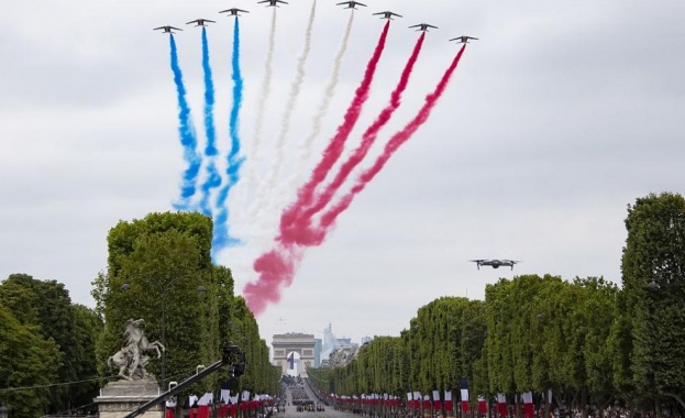 Впечатляващ военен парад в Париж - летящи войници, роботи и дронове (снимки, видео)