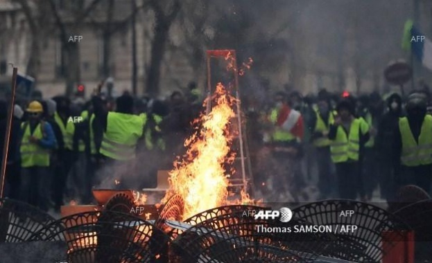 "Жълти жилетки" вдигат барикади след парада в Париж 