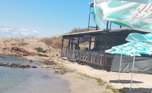Поредно безобразие по Черноморието: Вдигат заведение на плажа в Ахтопол, точно до водата 