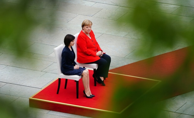 Заради тремора: Меркел вече седи при изпълнение на национални химни 
