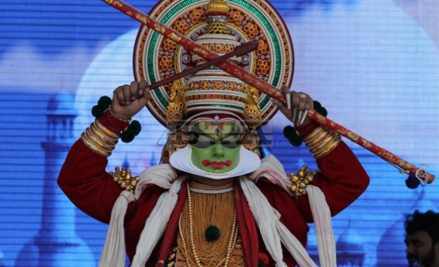  Който се надига на пръсти