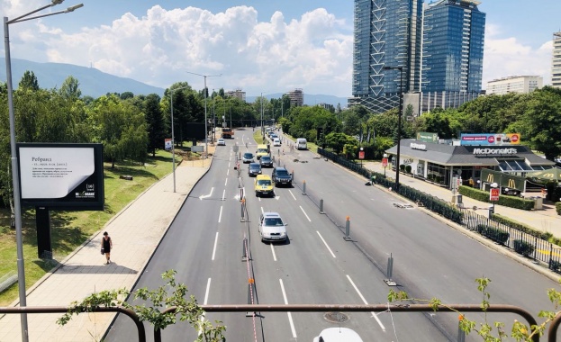 Продължава полагането на асфалта на южното пътно платно на бул.“България“