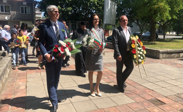 Генералният консул на Русия в Русе се поклони през паметта на Апостола в град Левски