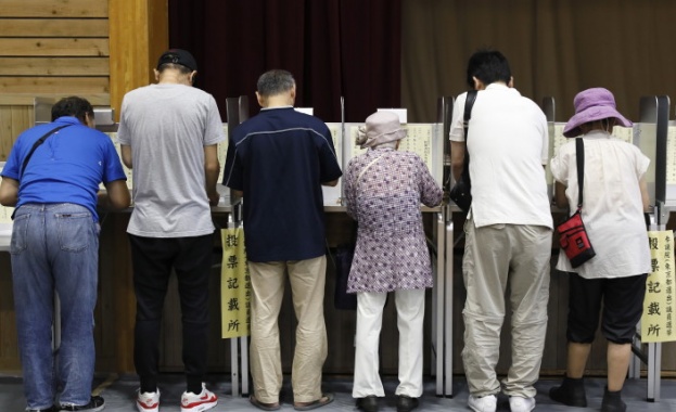 Управляващите в Япония печелят изборите за горната камара на парламента
