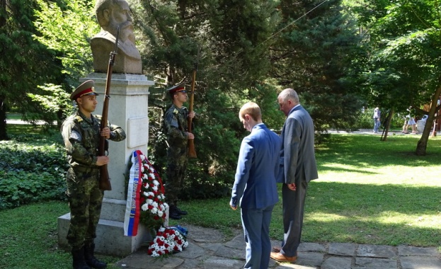 Дипломати от Посолството и Генералното консулство на Русия в Русе взеха участие в тържества по повод 142 години от освобождението на Велико Търново