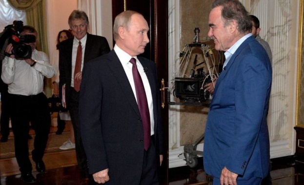  Оливър Стоун покани Путин за кръстник на дъщеря му по време на интервю с президента