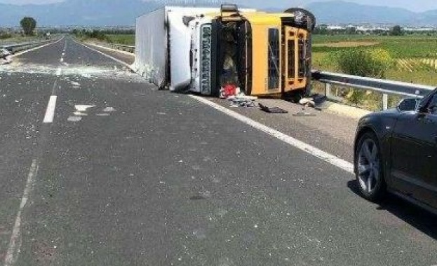 Около 13 часа е постъпил сигнал за пътен инцидент с