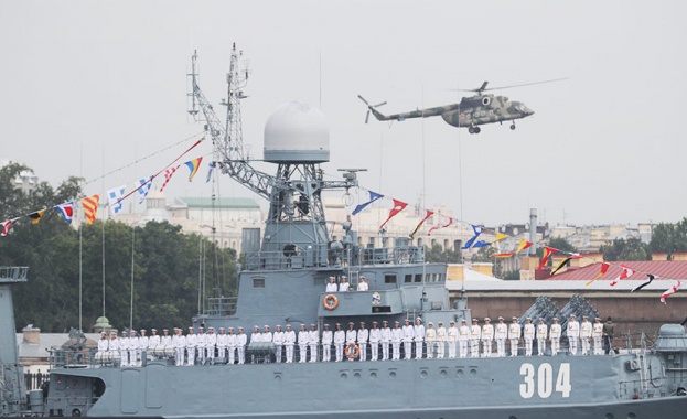 Русия отбеляза Деня на Военноморския флот с пищен парад (видео)	