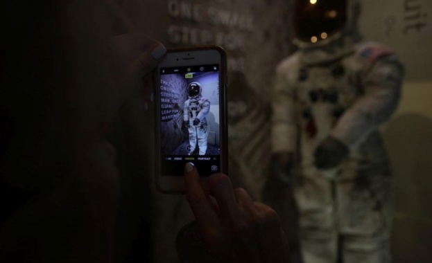 НАСА показа скафандъра на Нийл Армстронг