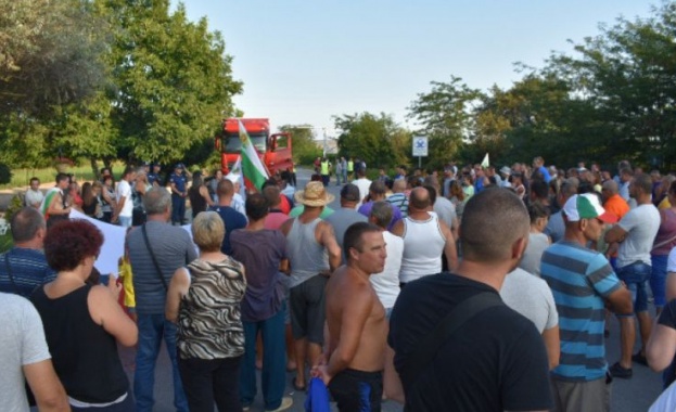 Протестиращи блокираха за цяла нощ пътя Сливен - Ямбол