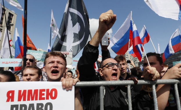  Руската полиция задържа над 800 души, демонстриращи с искане за свободни избори в Москва 