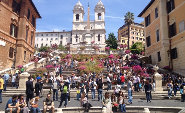 Рим забрани на туристите да сядат на Испанските стълби, глоба 400 евро