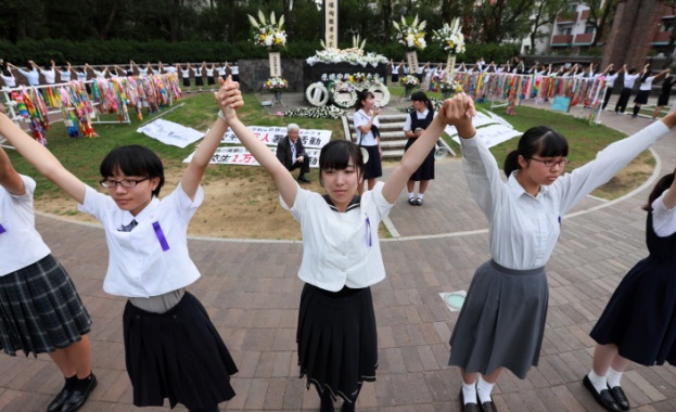В Нагасаки почетоха жертвите на атомната бомбардировка отпреди 74 години