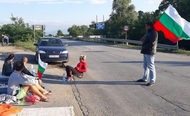 Oсмо денонощие продължава блокадата при сливенското село Крушаре