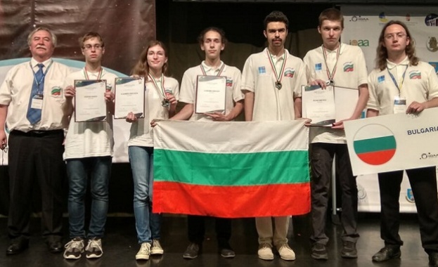 Български ученици с пет медала от Международна олимпиада по астрономия и астрофизика