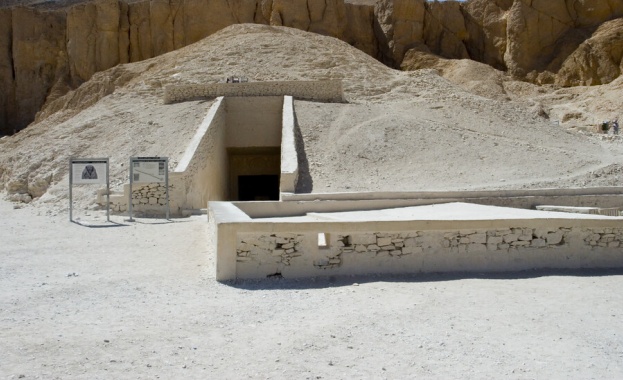Страх от „проклятието на фараоните” в Египет заради нарязана гробница