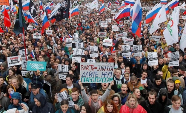 Десетки хиляди излязоха на опозиционен протест в Москва 