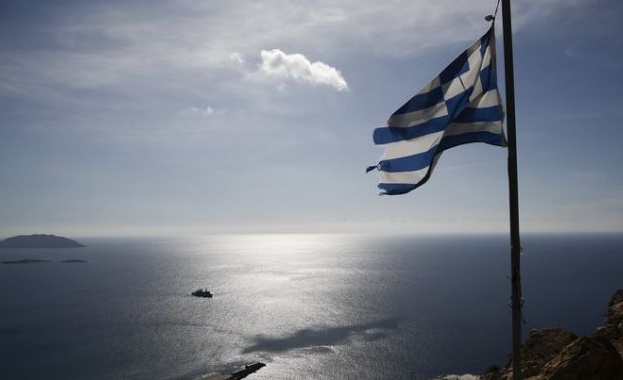 Хиляди гърци се отправиха към плажовете, след като излязоха от