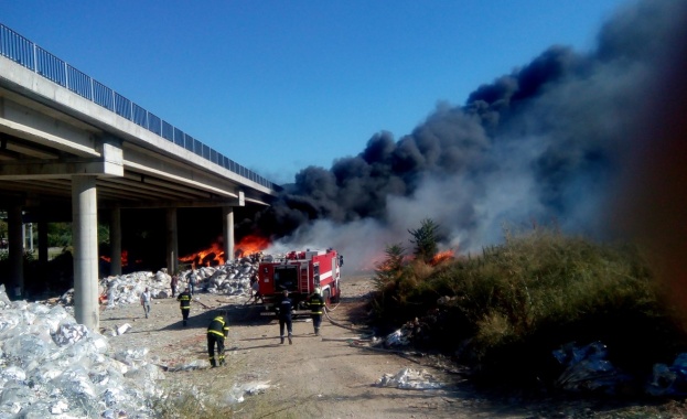 Собственикът на горялото депо под магистрала „Струма” получи две обвинения