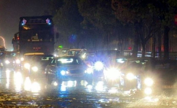  Букурещ забранява влизането в центъра на стари автомобили 