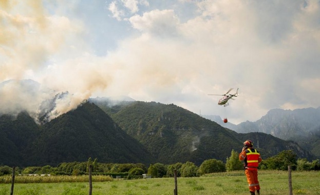 Военнослужещи и вертолет на ВВС продължават  да гасят пожара над село Югово в Родопите