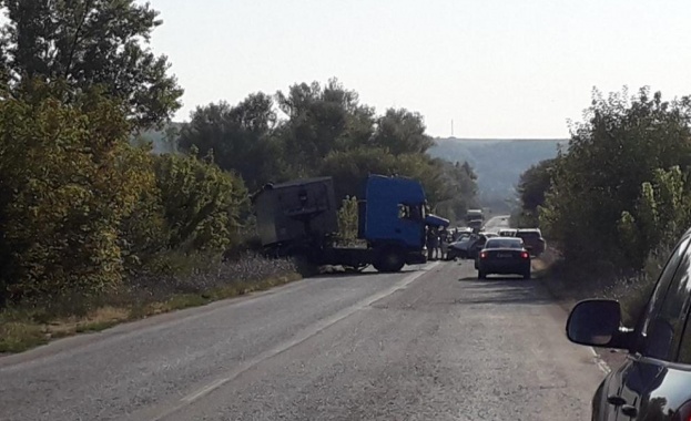 Камион и кола катастрофираха край Плевен