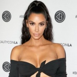 Ким Кардашиян дава 1 милиона долара на Армения