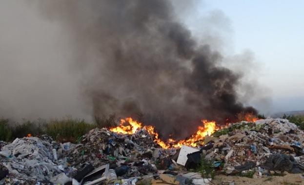 Сметището край Дупница продължава да гори