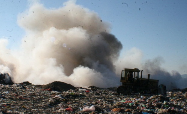 Огромно сметище се появи до бившия автополигон в Разград Общината