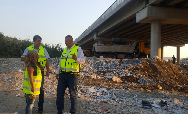 АПИ проверява разчистването на отпадъците под моста на АМ "Струма" (СНИМКИ)