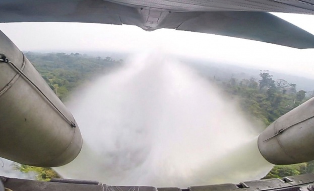 Бразилски военни самолети потушават пожарите в Амазония