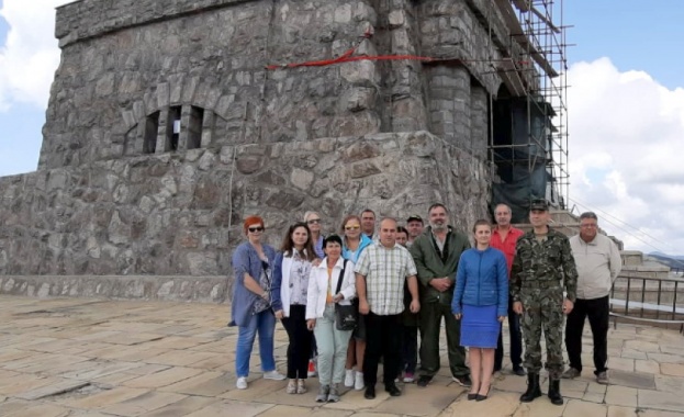 Пловдивски екип реставрира лъва на Шипка (СНИМКИ)